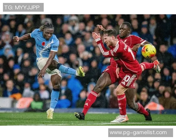 友谊赛激战：里昂小胜曼城红牌争议引发全场热议